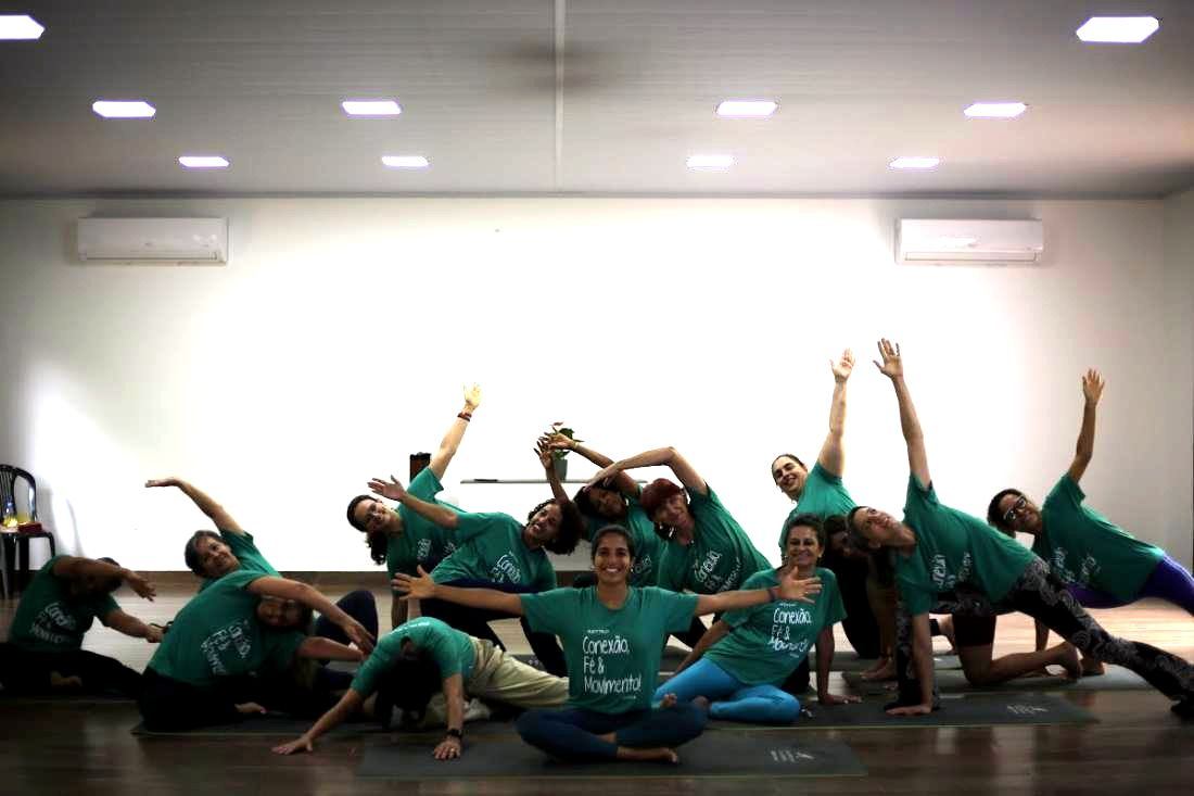 Grupo alongando lado a lado