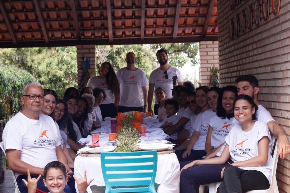 Alunas reunidas em volta da mesa do encontro