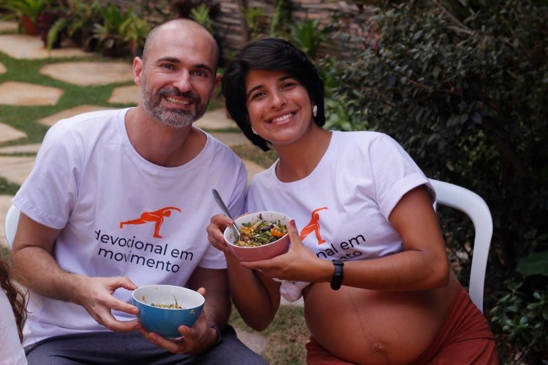 Casal de alunos sorrindo com as tigelas