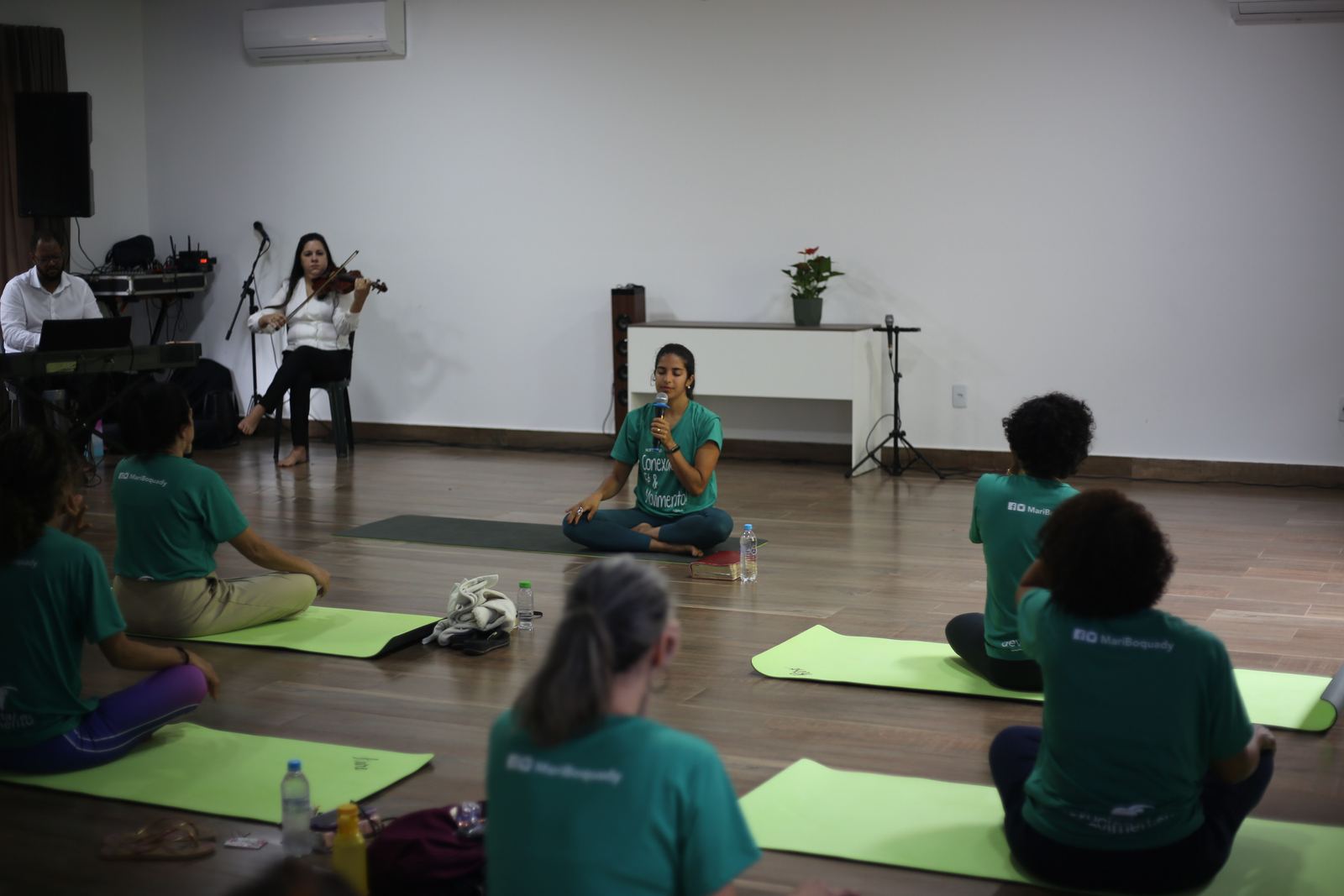 Alunas no chão, Mari com mic + violino